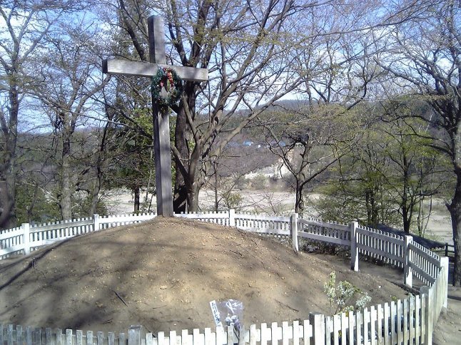 2005/5GW 青森怪所めぐり~梵珠山、三内丸山遺跡、恐山、日本中央の碑、キリストの墓、大石神ピラミッド、仏ヶ浦遠景ほか(暫定報告書)携帯デジカメ版_b0116271_17414024.jpg
