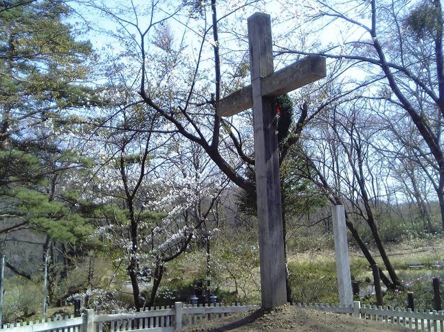 2005/5GW 青森怪所めぐり~梵珠山、三内丸山遺跡、恐山、日本中央の碑、キリストの墓、大石神ピラミッド、仏ヶ浦遠景ほか(暫定報告書)携帯デジカメ版_b0116271_17414025.jpg