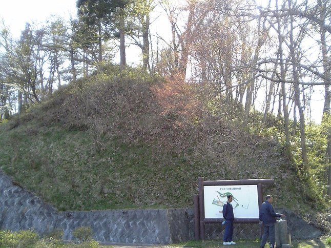 2005/5GW 青森怪所めぐり~梵珠山、三内丸山遺跡、恐山、日本中央の碑、キリストの墓、大石神ピラミッド、仏ヶ浦遠景ほか(暫定報告書)携帯デジカメ版_b0116271_17520387.jpg