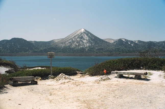 2005/5GW 青森怪所めぐり~梵珠山、三内丸山遺跡、恐山、日本中央の碑、キリストの墓、大石神ピラミッド、仏ヶ浦遠景ほか(暫定報告書)携帯デジカメ版_b0116271_23303597.jpg