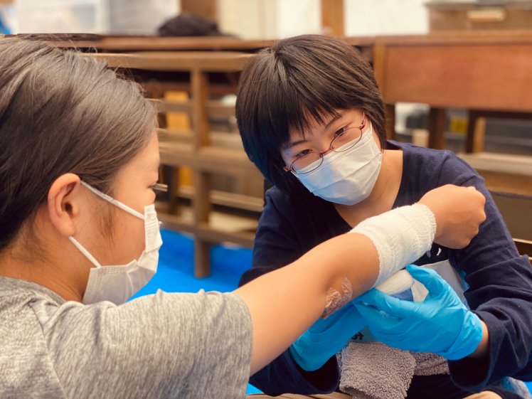 Mfa応急処置キャンプ21 ２日目 朝一から講習スタート 出血などケガへの対処も練習して 最後は2日間習った内容を筆記と実技試験で確認 見事全員クリアしました ねこんちゅ通信 ネコのわくわく自然教室