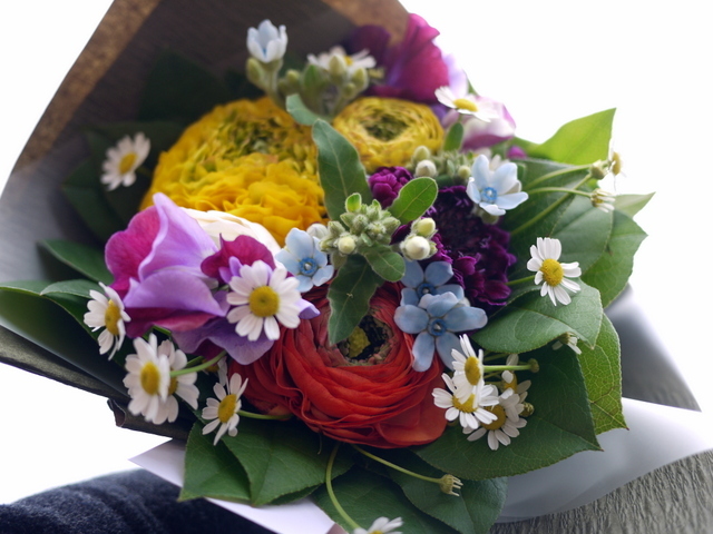 ホワイトデーに花束 薄い青や 青紫を使いつつ 春を感じられるような色合いで 21 03 14 札幌 花屋 Mell Flowers