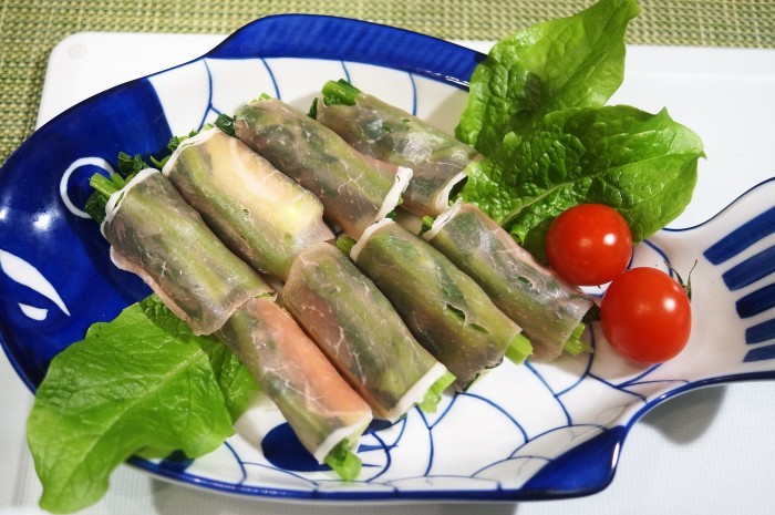 ■５分でおつまみ【掻き菜と胡瓜の生ハム巻き・オニスラ乗せて】ソースはヨーグルトマヨです♪_b0033423_23331071.jpg
