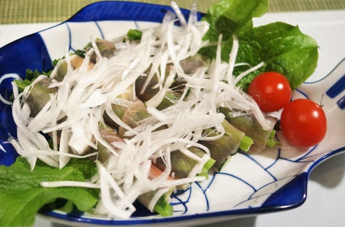 ■５分でおつまみ【掻き菜と胡瓜の生ハム巻き・オニスラ乗せて】ソースはヨーグルトマヨです♪_b0033423_23335889.jpg