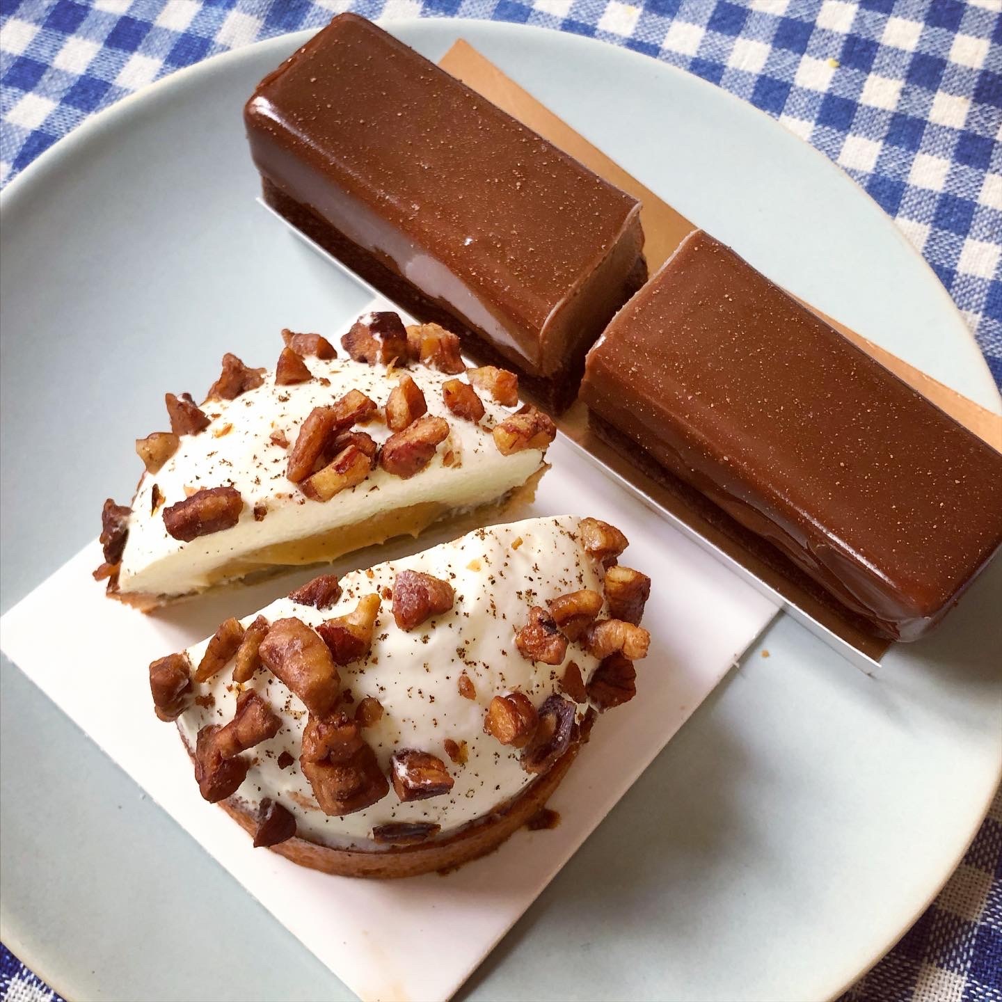 ヤン・クヴルーのケーキとサヴォワ地方の手作りジャムでブランチ_a0231632_19410641.jpeg