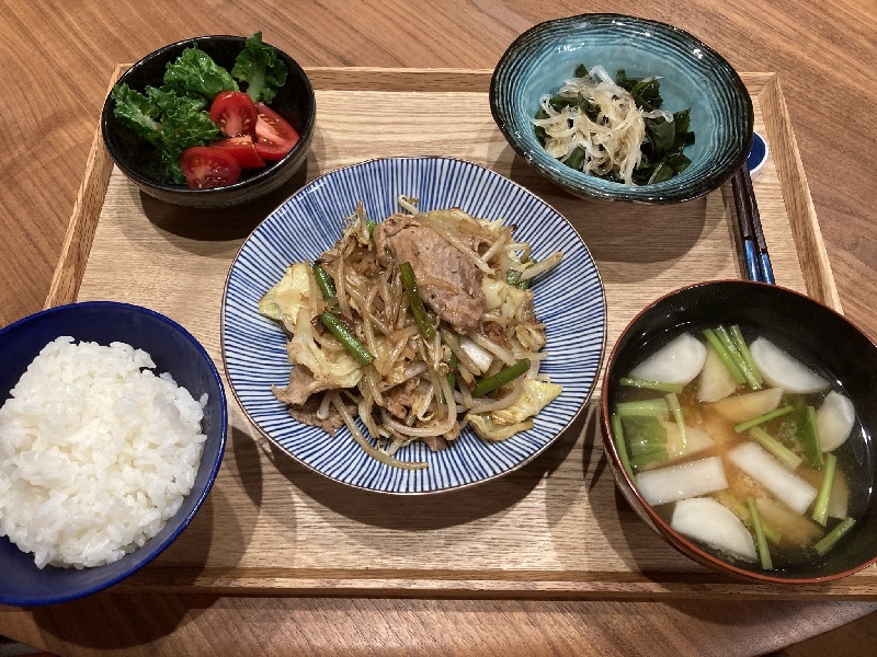 献立】豚肉の野菜炒め、プチヴェールとトマトのサラダ、ワカメと玉ねぎのサラダ、カブのお味噌汁 : Kajuの□今日のお料理・簡単レシピ□
