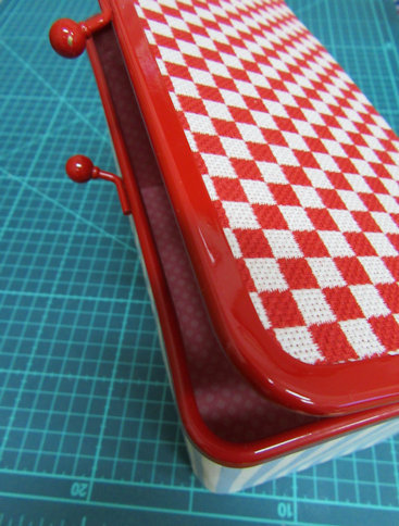 赤い刺繍とアンティークテキスタイル」「ケイト•グリーナウェイ