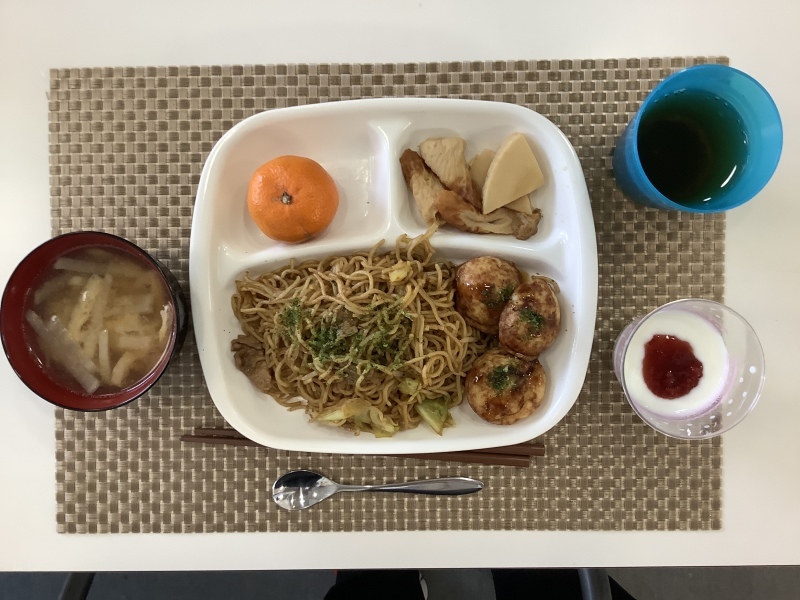 ひだまり工房 昼食 焼きそば たこ焼き 竹輪と竹の子の煮物 みそ汁 みかん ヨーグルト 今日の献立