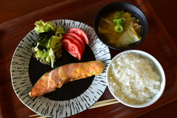 ここちき食堂　鮭の西京味噌漬け焼き定食500円と昨晩失敗した餃子(T◇T)_e0407044_17245779.jpg