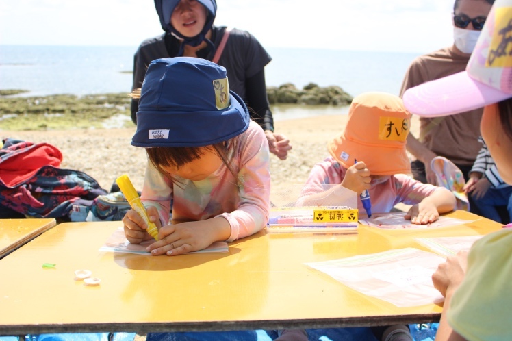 青空ようちえん〔週末〕海辺の絵本あそびwithチムドンドンおきなわ(3/14)海辺の宝物を詰め込んで!世界にひとつだけのお話の絵本ができました!_d0363878_00134316.jpg