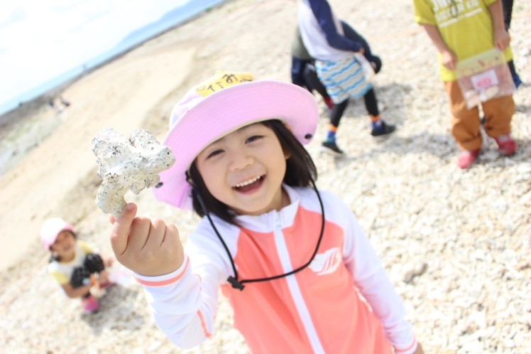 青空ようちえん〔週末〕海辺の絵本あそびwithチムドンドンおきなわ(3/14)海辺の宝物を詰め込んで!世界にひとつだけのお話の絵本ができました!_d0363878_00154938.jpg