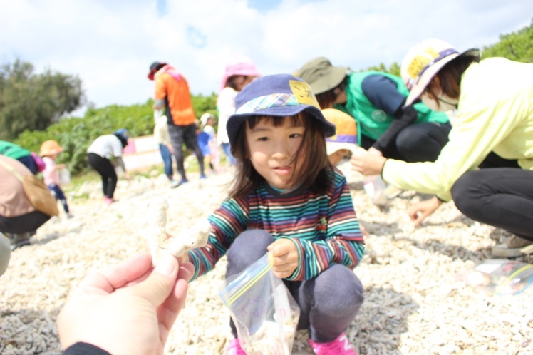 青空ようちえん〔週末〕海辺の絵本あそびwithチムドンドンおきなわ(3/14)海辺の宝物を詰め込んで!世界にひとつだけのお話の絵本ができました!_d0363878_00154995.jpg