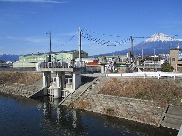 街、農業、新しい幹線道路　　さまざまな富士市の表情を再確認した「春の小潤井川ソロウォーク」_f0141310_08092888.jpg