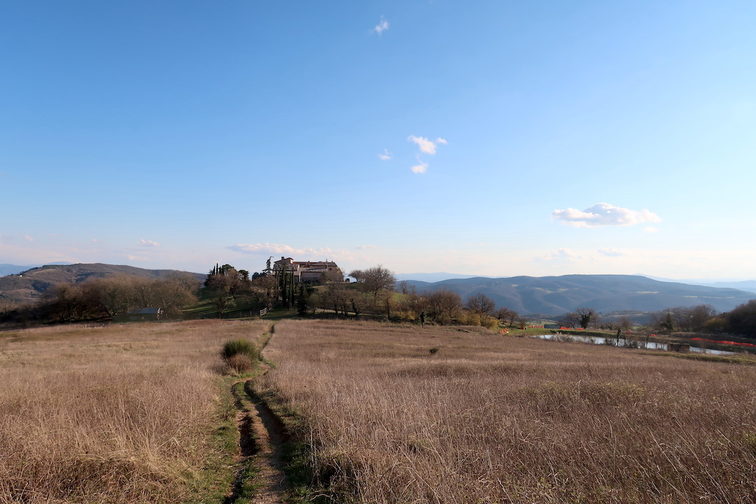 アッシジも古城も望み花咲くテッツィオ山_f0234936_23214920.jpg