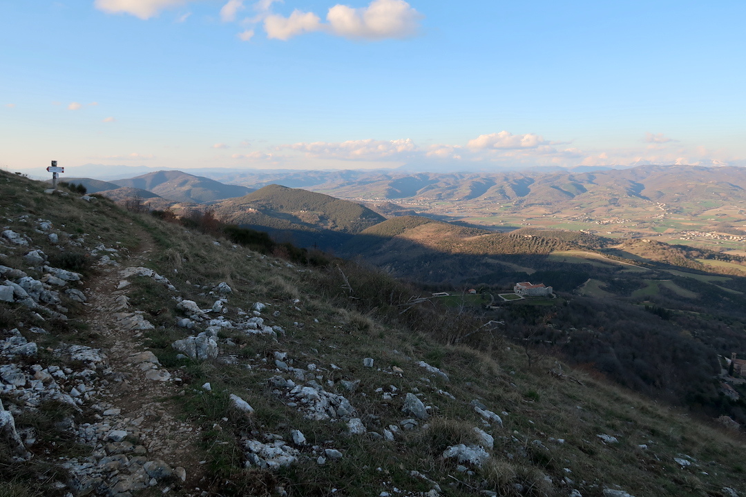 アッシジも古城も望み花咲くテッツィオ山_f0234936_00180934.jpg