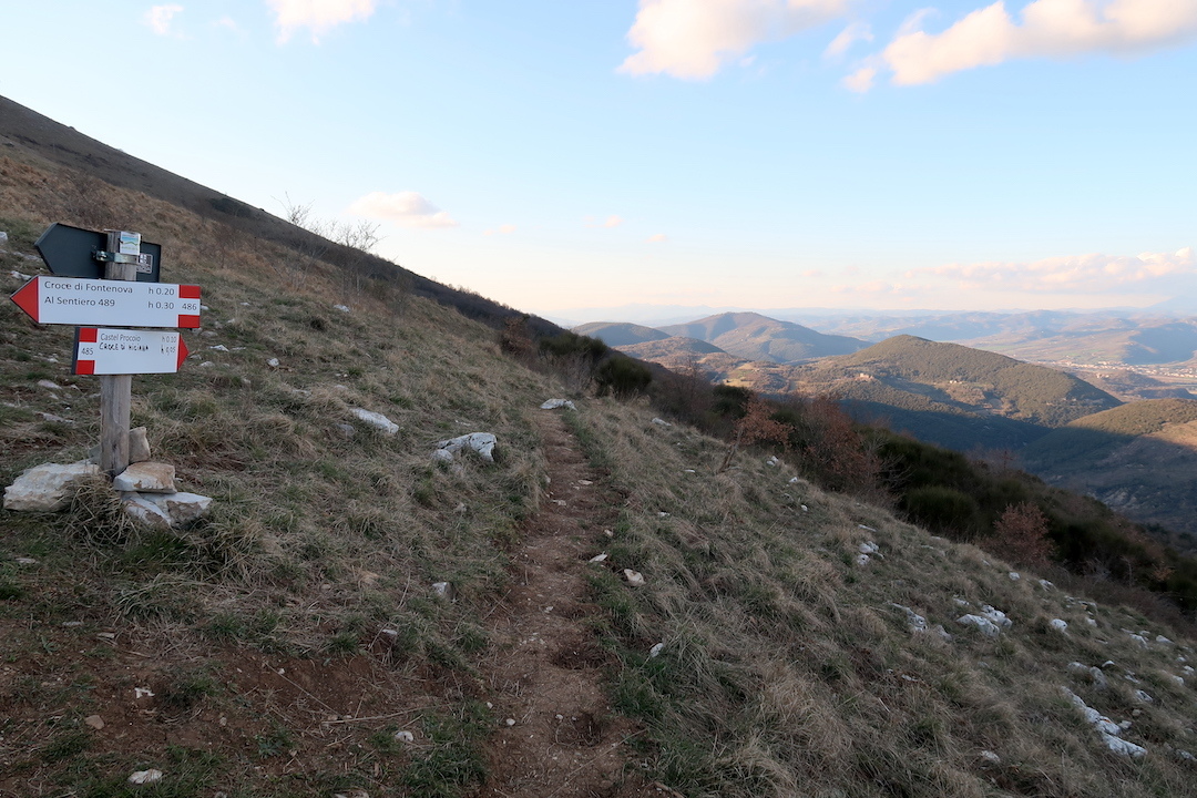 アッシジも古城も望み花咲くテッツィオ山_f0234936_00280519.jpg