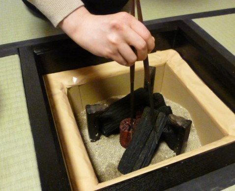 お稽古風景(60)…炉 初炭手前 : 朝日茶道教室