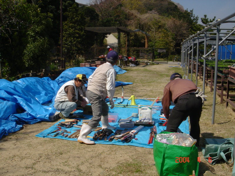 ホース引き準備・植樹・道具点検・・・定例活動日_c0108460_16260357.jpg