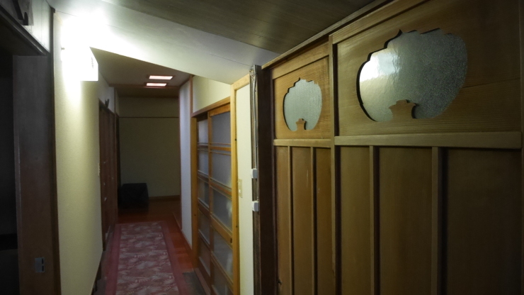 表通りからは想像もできぬ木造三階建旅館-長門俵山温泉・泉屋旅館_a0385880_16374220.jpg