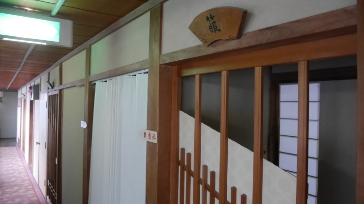 表通りからは想像もできぬ木造三階建旅館-長門俵山温泉・泉屋旅館_a0385880_16383312.jpg