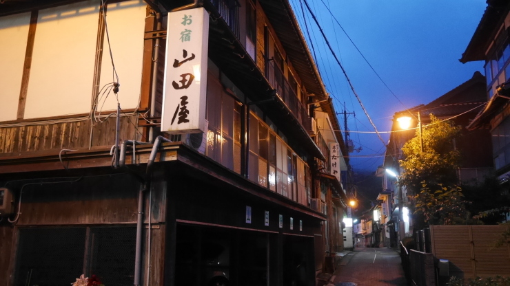 表通りからは想像もできぬ木造三階建旅館-長門俵山温泉・泉屋旅館_a0385880_16420182.jpg