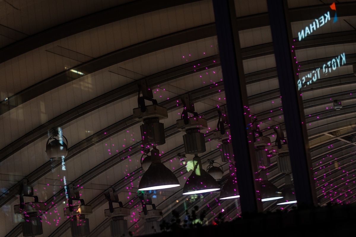 色彩豊かな光蜥蜴が潜む夜の京都駅_d0353489_08590902.jpg