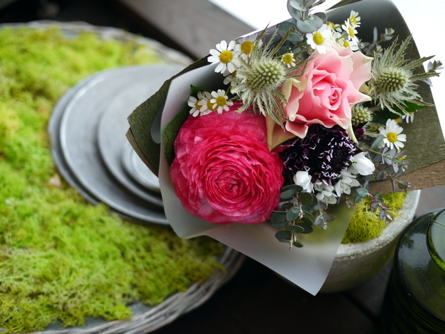 御結婚のお祝いに、一緒にプレゼントされるホルムガードの花器に合わせた花束。「白、ピンク、グリーン、紫等」。2021/03/18。_b0171193_17333431.jpg