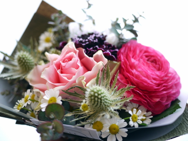 御結婚のお祝いに、一緒にプレゼントされるホルムガードの花器に合わせた花束。「白、ピンク、グリーン、紫等」。2021/03/18。_b0171193_17333443.jpg