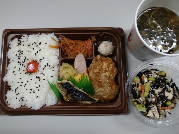 3 21夜勤飯 セブンイレブン お好み幕の内弁当 豆腐とひじきの煮物 海苔味噌汁 無駄遣いな日々