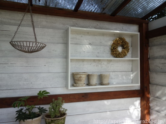 【ガーデンDIY】ウォールシェルフ作りと小屋のディスプレイ_c0293787_16044465.jpg