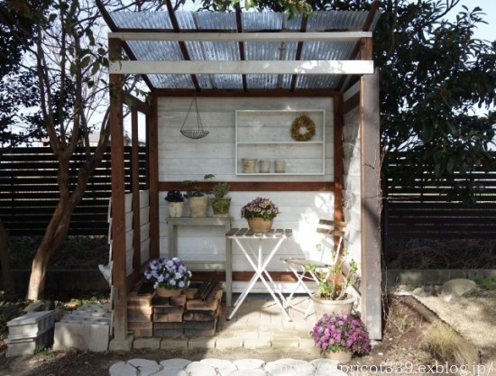 【ガーデンDIY】ウォールシェルフ作りと小屋のディスプレイ_c0293787_16061056.jpg
