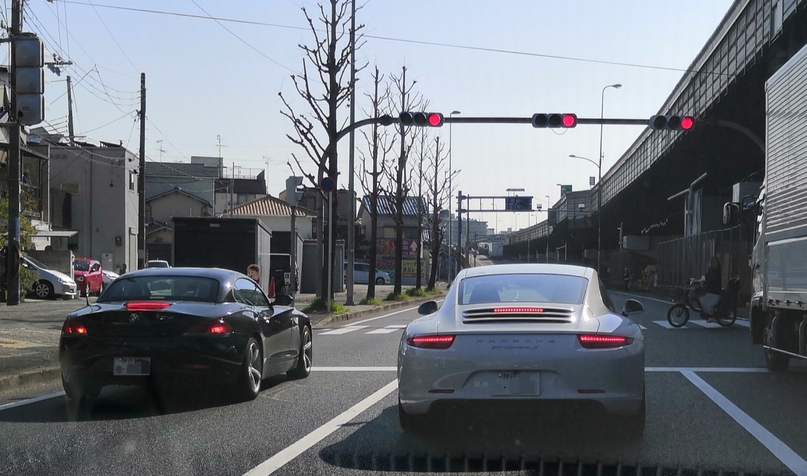 神戸ナンバーのbmw Z4とporsche 911 Carreraが並んでいる国道171号線上の図www Entrepreneurshipを探る旅 神戸ナンバーのbmw Z4とporsche 911 Carreraが並んでいる国道171号線上の図www Entrepreneurshipを探る旅