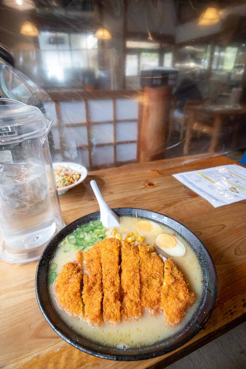 自由軒 伊野出来地店で、みそカツラーメン大盛り_a0077663_08162862.jpg