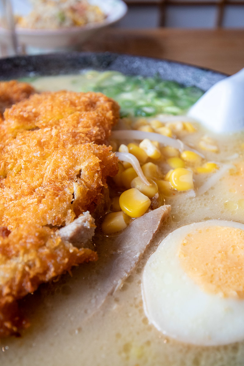 自由軒 伊野出来地店で、みそカツラーメン大盛り_a0077663_08163423.jpg