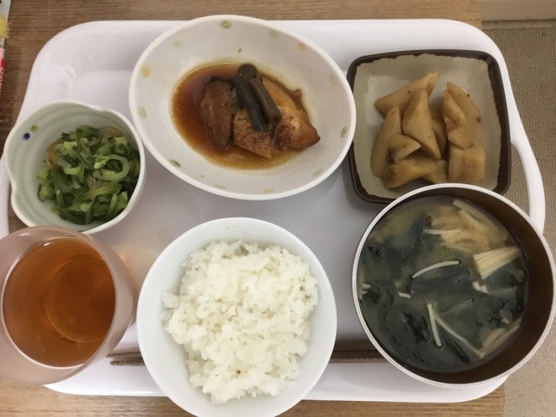 しらゆり荘 夕食 アブラカレイの照り煮 ごぼうの炒り煮 きゅうりと中華クラゲの和え物 味噌汁 今日の献立