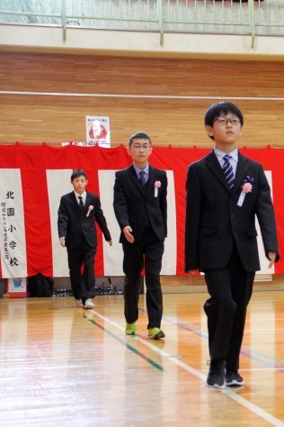 ご卒業おめでとうございます！市立小学校で卒業式_f0237658_16574972.jpg