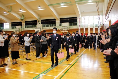 ご卒業おめでとうございます！市立小学校で卒業式_f0237658_17011458.jpg