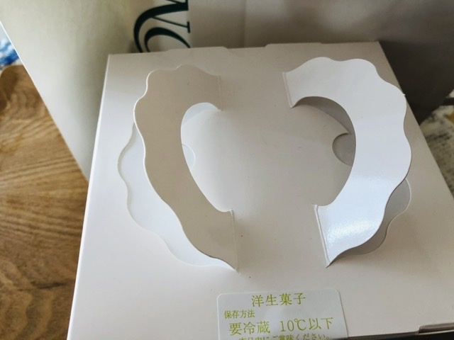 【新宿高野の出張販売でケーキを買う】_b0009849_14213585.jpeg