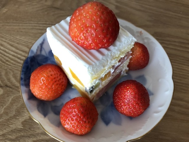 【新宿高野の出張販売でケーキを買う】_b0009849_14231273.jpeg