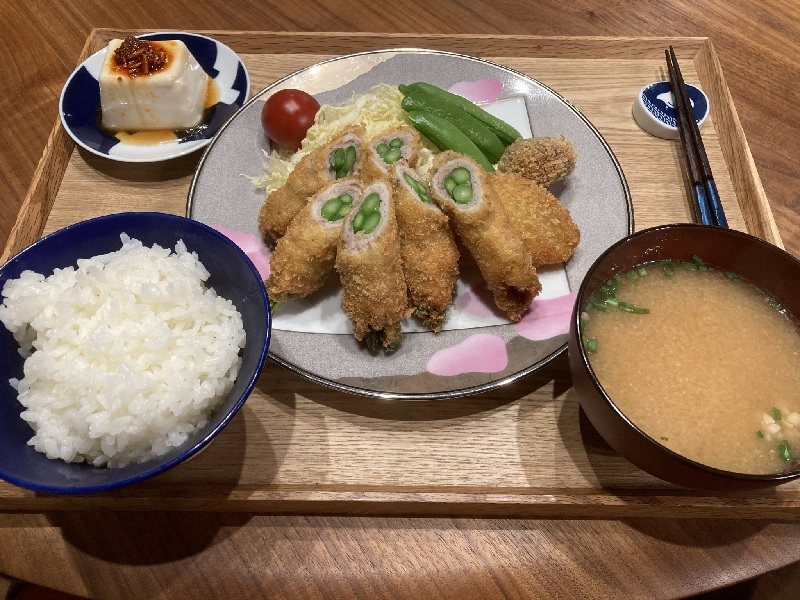 献立 アスパラの豚肉巻きフライ 玉ねぎのフライ マッシュルームのフライ 冷奴に食べるラー油 納豆汁 Kajuの 今日のお料理 簡単レシピ