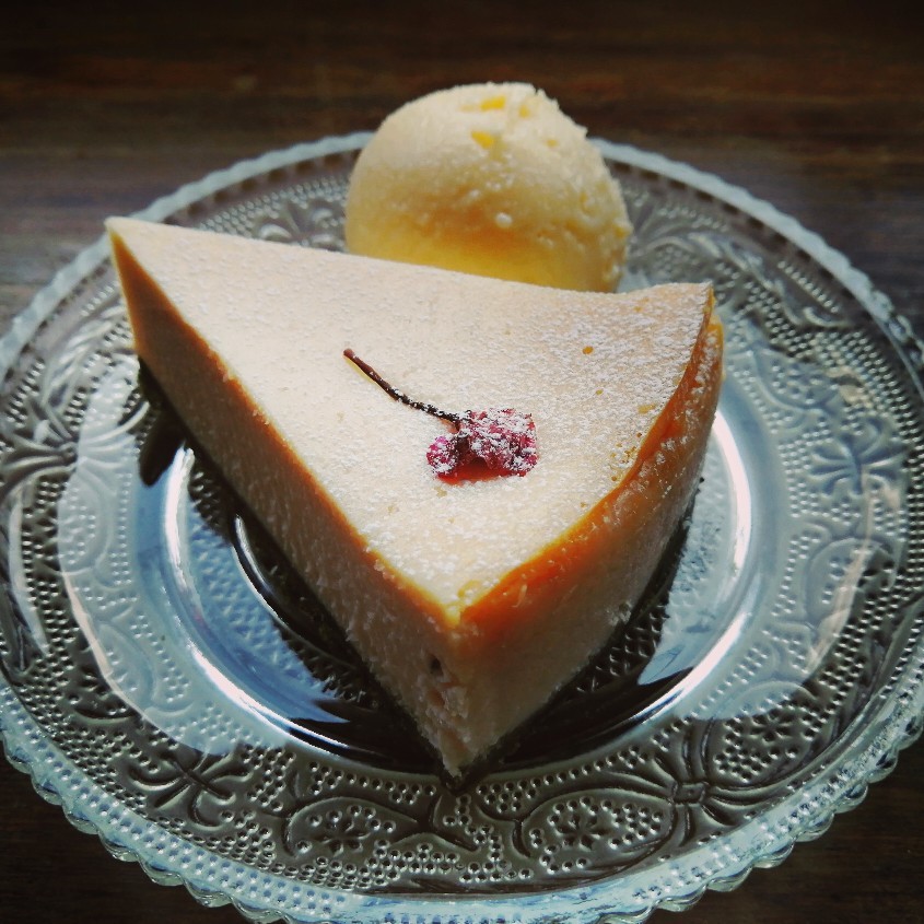 桜あんとホワイトチョコレートのニューヨークチーズケーキ 素人珈琲と雑貨 よつばカフェ