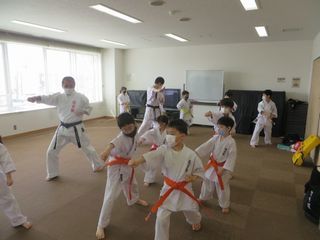 日曜空手 屯田教室 新琴似・新川教室 今日も新しい仲間!_c0118332_13224960.jpg