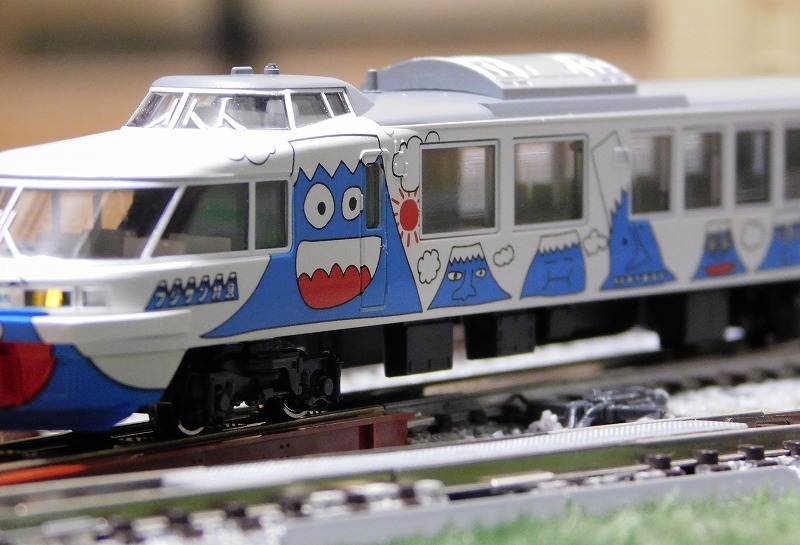 在籍ラッピング車両】 富士急行 ー 2000系フジサン特急 : げ～じN