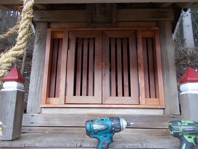 日吉神社の扉工事、連絡階段基礎工事 _a0118461_17322819.jpg