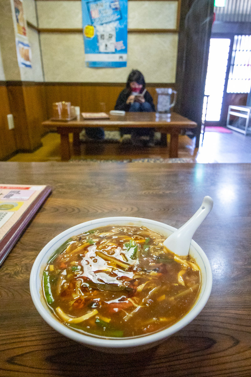 中華料理 香香 本町店で、サンラータン麺と豚角煮炒飯_a0077663_13544637.jpg