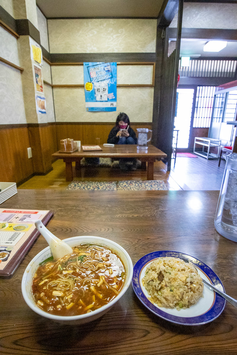 中華料理 香香 本町店で、サンラータン麺と豚角煮炒飯_a0077663_13544680.jpg