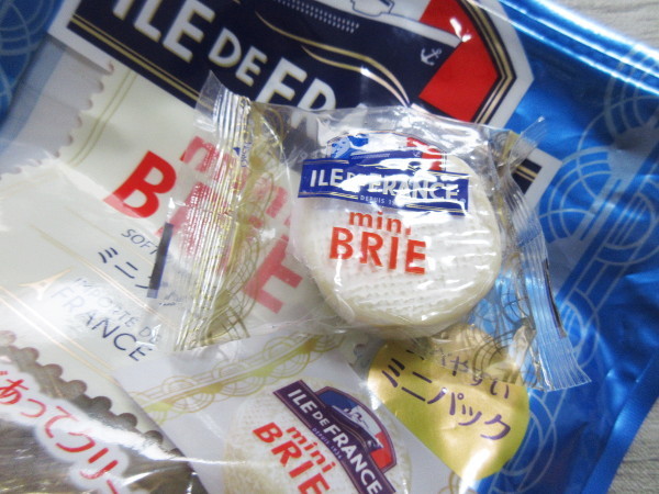 【コストコ】ILE DE FRANCE mini BRIE 15P（イル・ド・フランス ミニブリーチーズ 15個入り）_c0152767_16424086.jpg