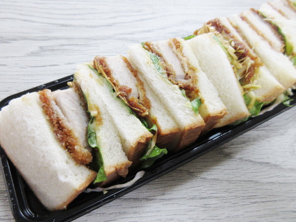 【ユニー】熟成三元豚のロースカツサンド(味噌)大_c0152767_22593083.jpg