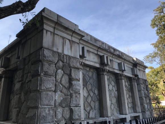 大倉山にあった伊藤博文銅像跡の台座 : エノカマの旅の途中