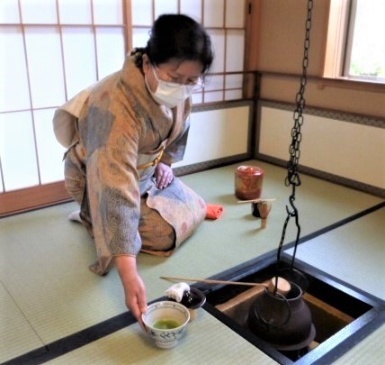 お稽古風景(62)…炉 釣釜薄茶点前 : 朝日茶道教室